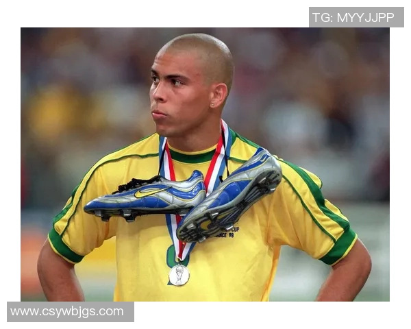 从绿茵传奇到精神偶像足球球星背后的奋斗与荣耀解读